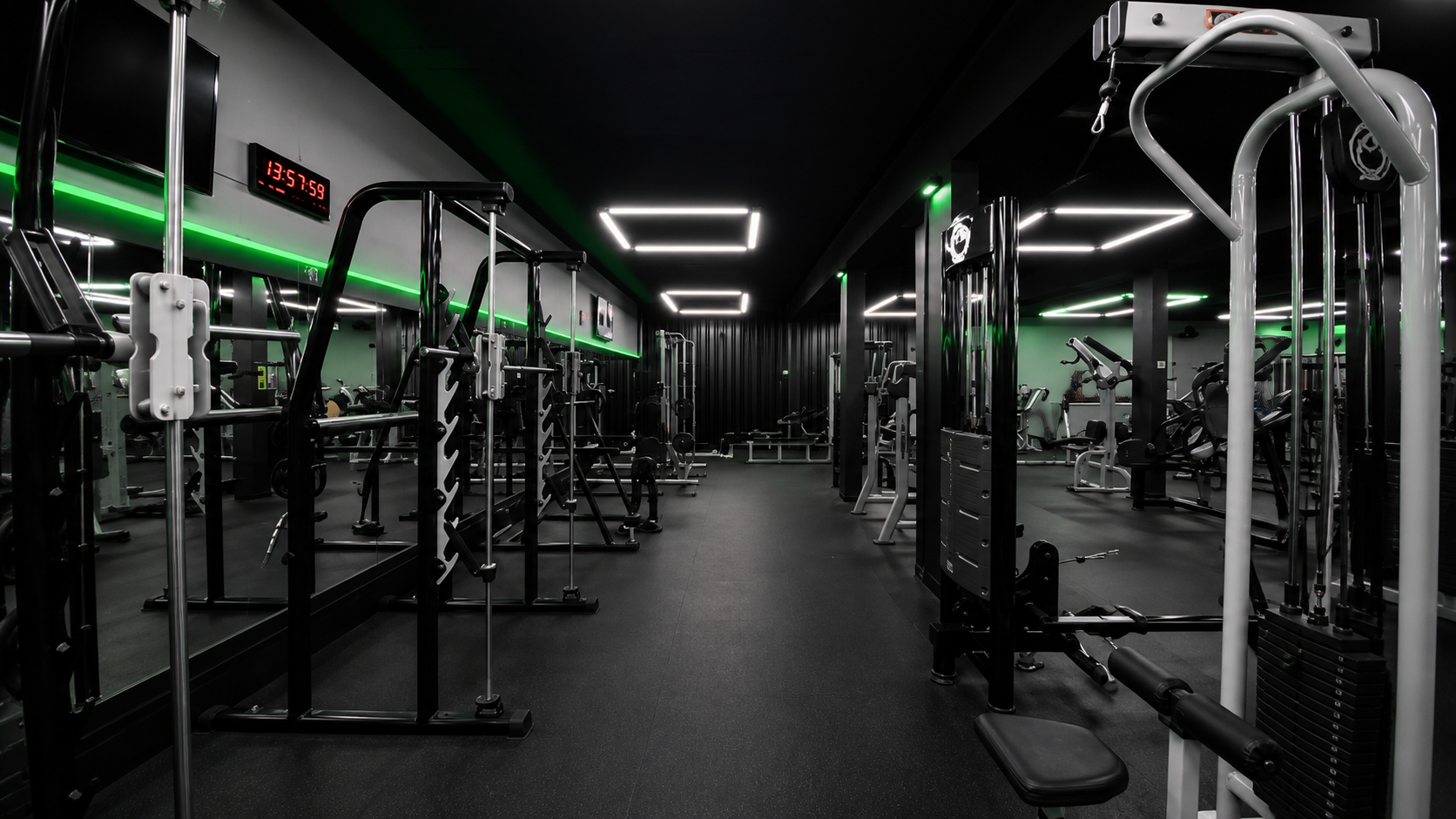 Interior moderno da Academia Up com equipamentos de treino